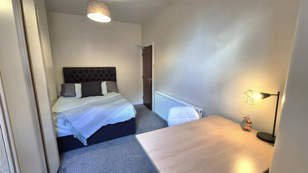 5 bedroom end of terrace house for rent