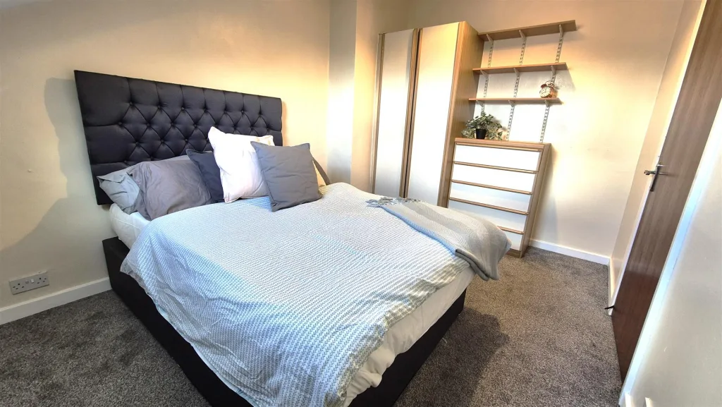 5 bedroom end of terrace house for rent