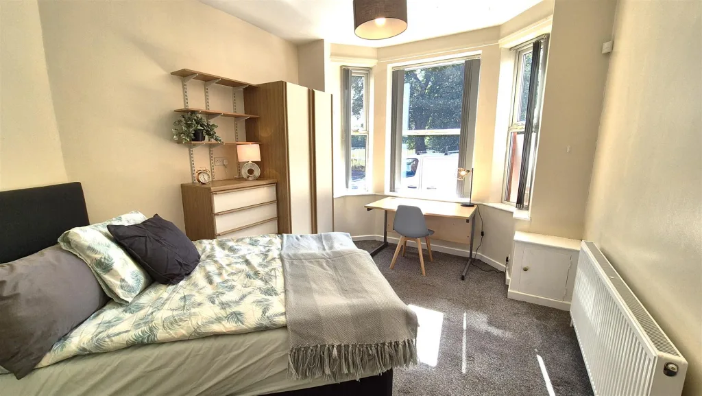 5 bedroom end of terrace house for rent