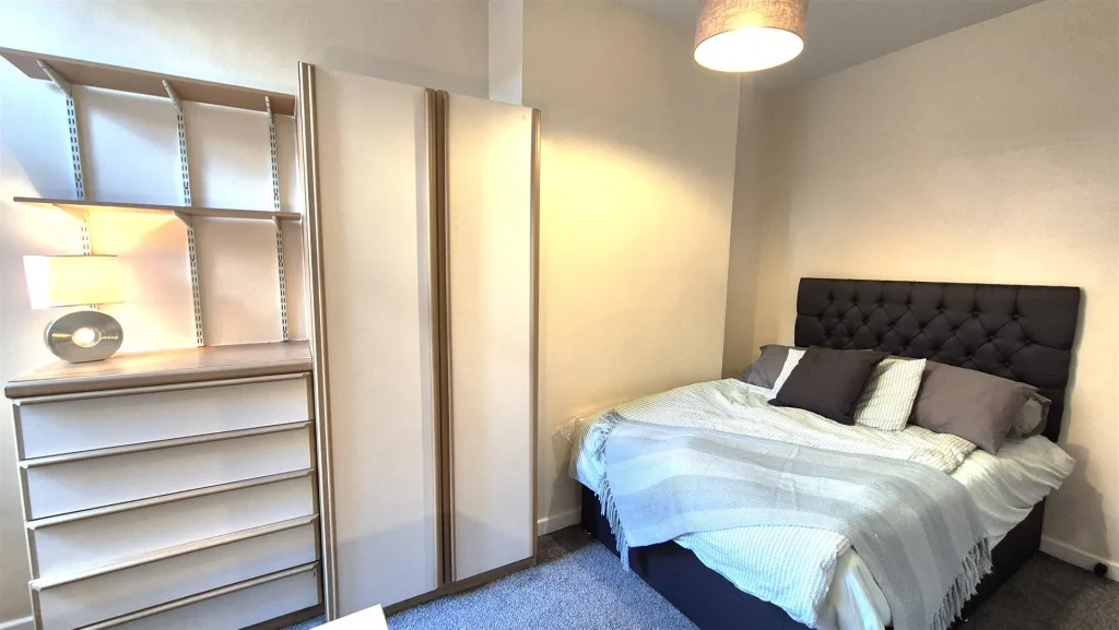 5 bedroom end of terrace house for rent