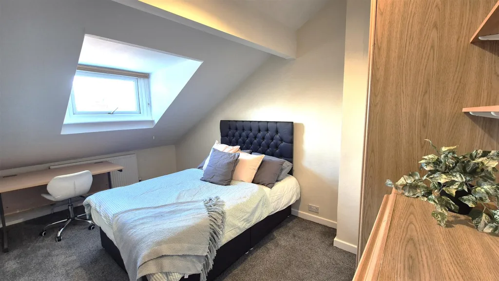 5 bedroom end of terrace house for rent
