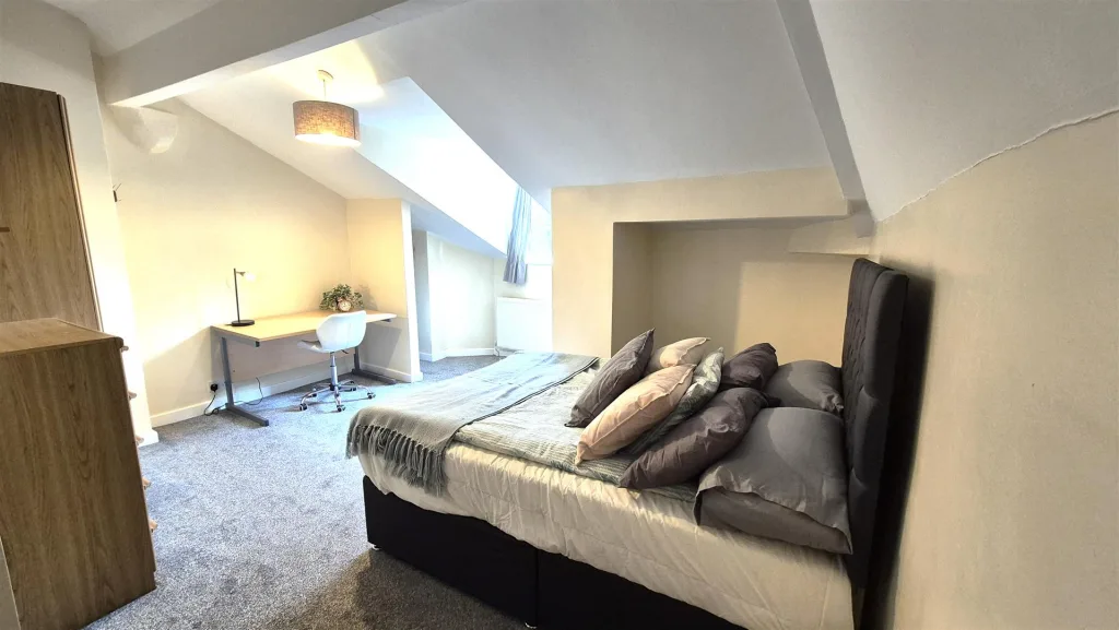 5 bedroom end of terrace house for rent