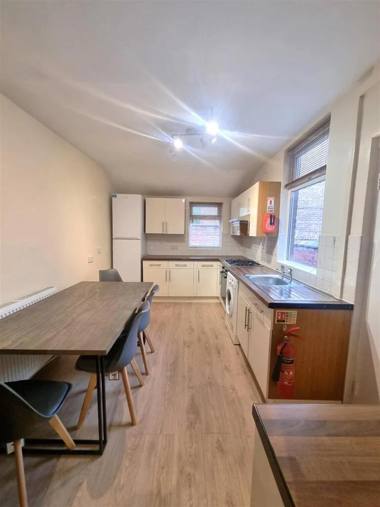 5 bedroom end of terrace house for rent