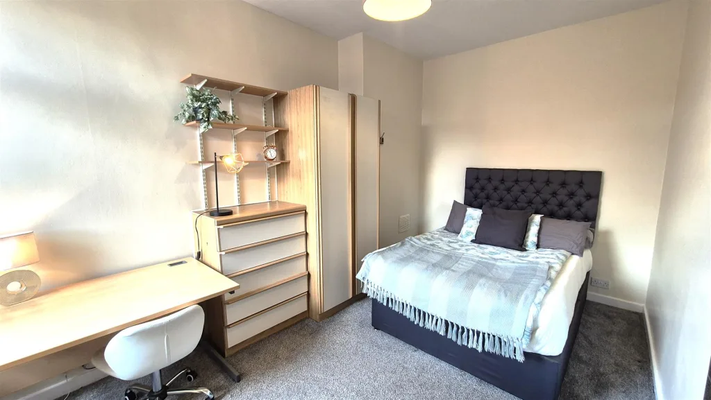 5 bedroom end of terrace house for rent