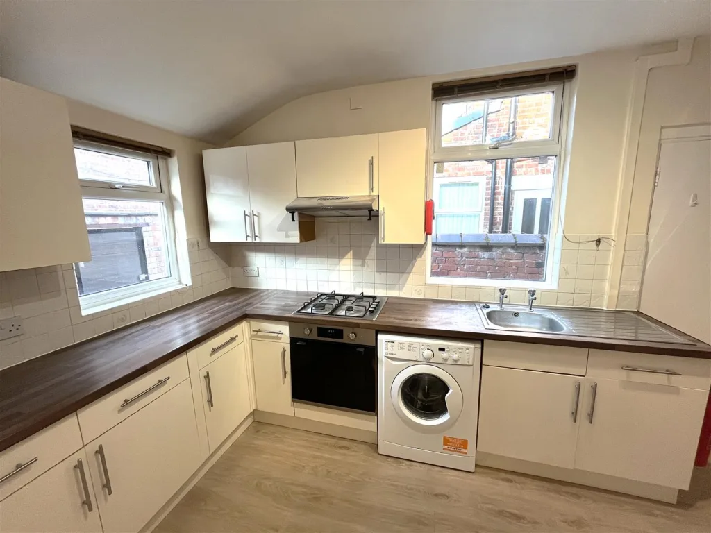 5 bedroom end of terrace house for rent