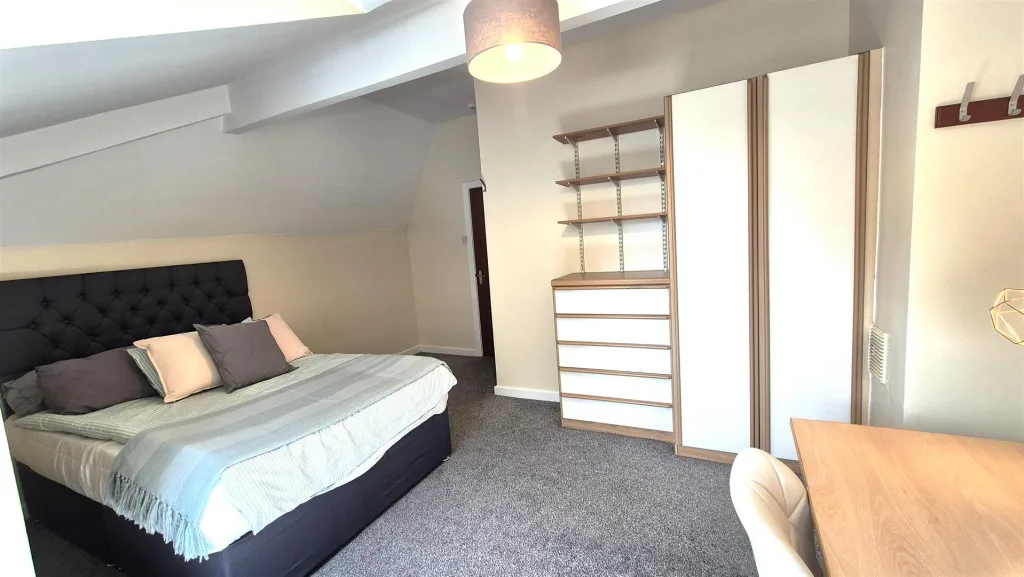5 bedroom end of terrace house for rent