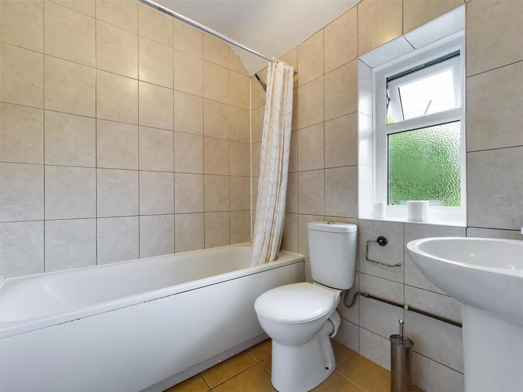 4 bedroom semi-detached house for rent
