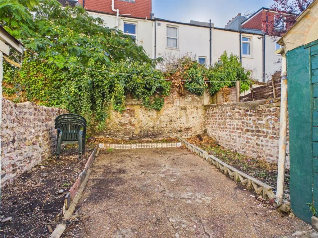5 bedroom terraced house for rent