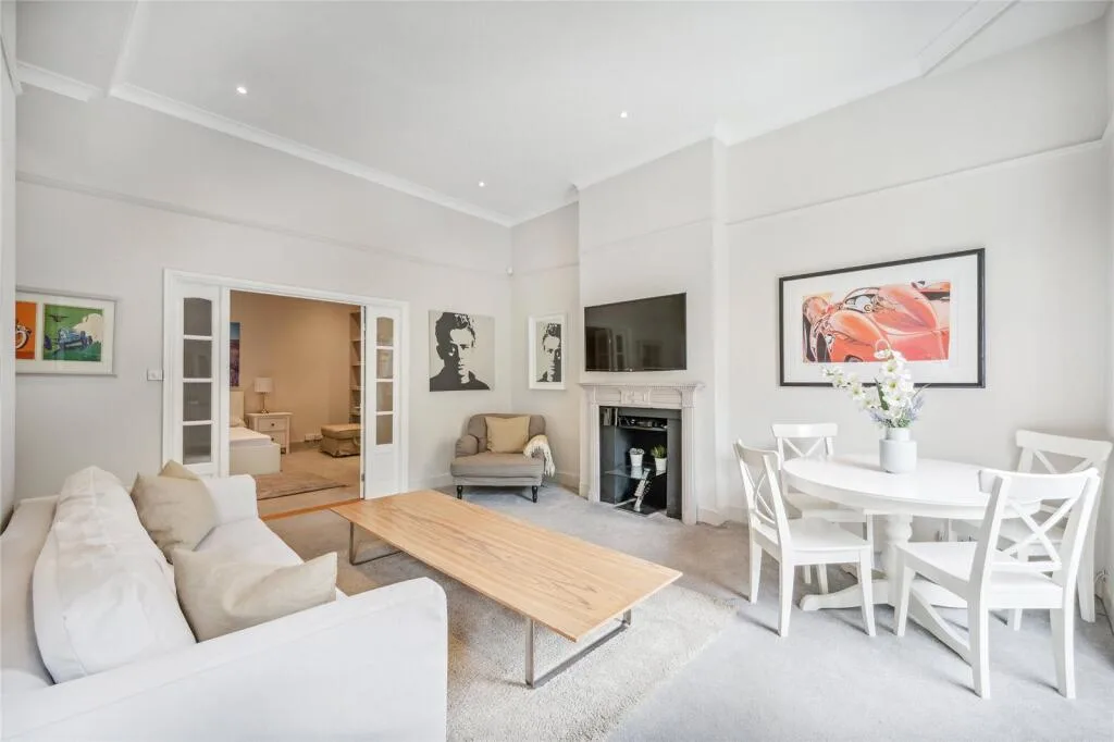 3 bedroom mews property for rent