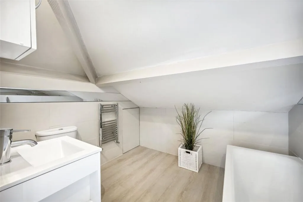 3 bedroom mews property for rent