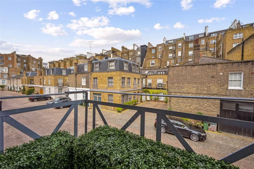 3 bedroom mews property for rent