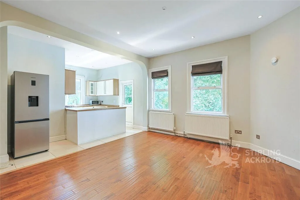 3 bedroom maisonette for rent