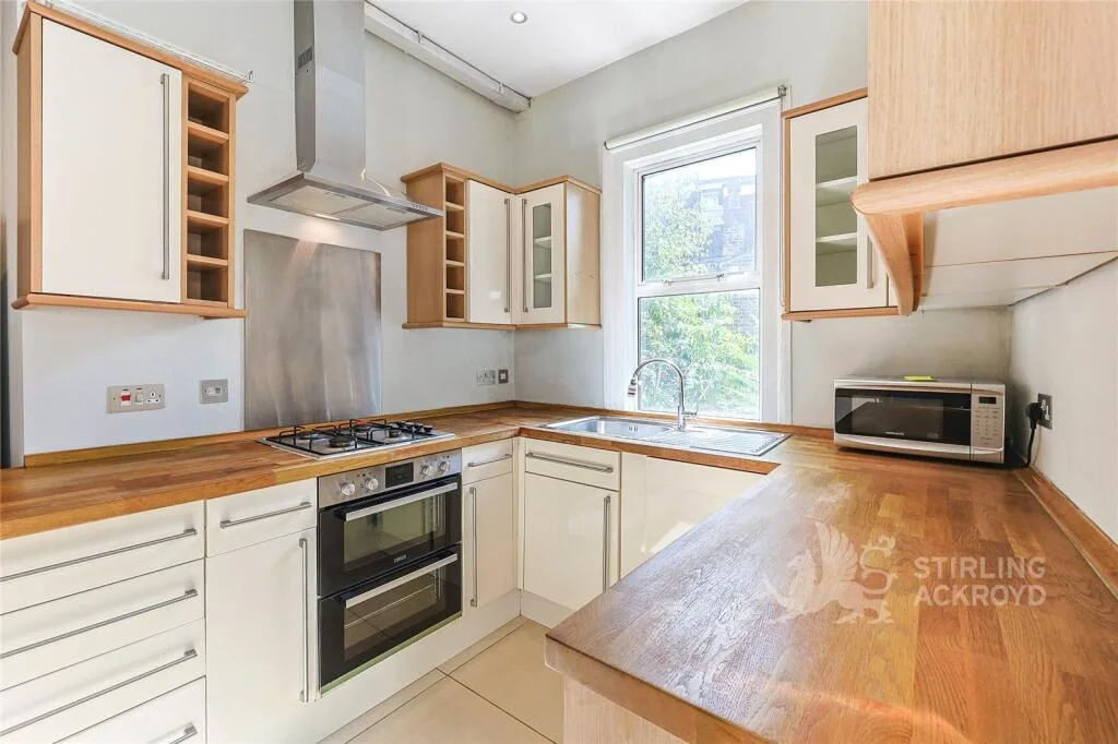 3 bedroom maisonette for rent