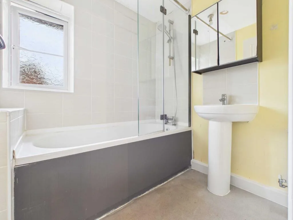 3 bedroom semi-detached house for rent