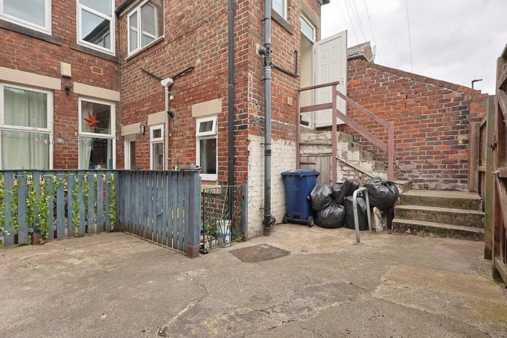 5 bedroom maisonette for rent