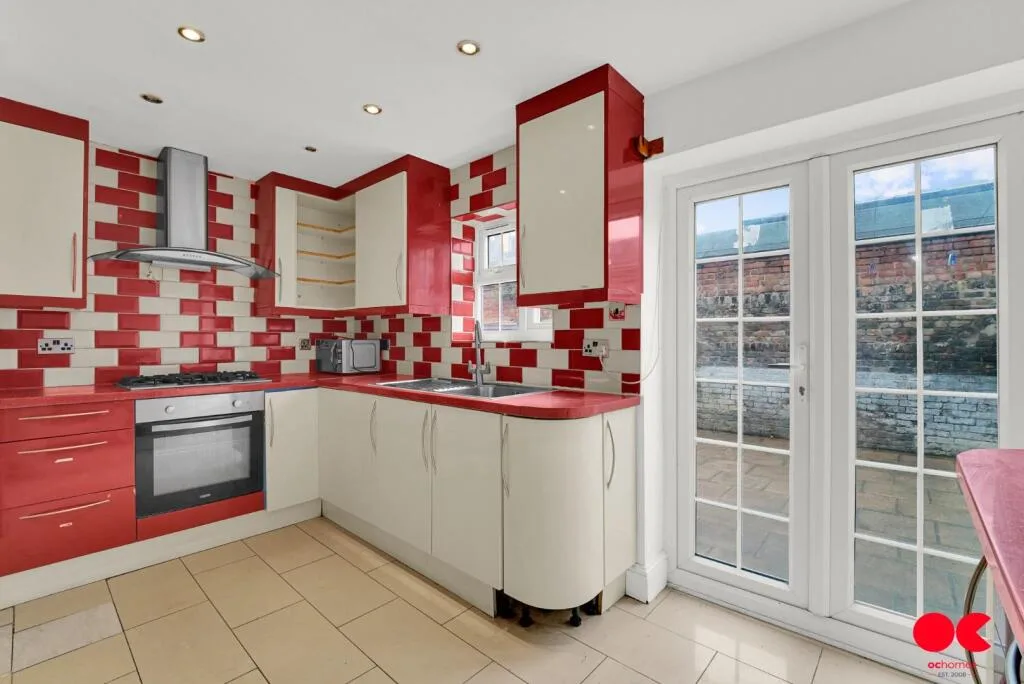 5 bedroom terraced house for rent