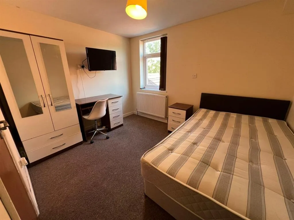 5 bedroom terraced house for rent