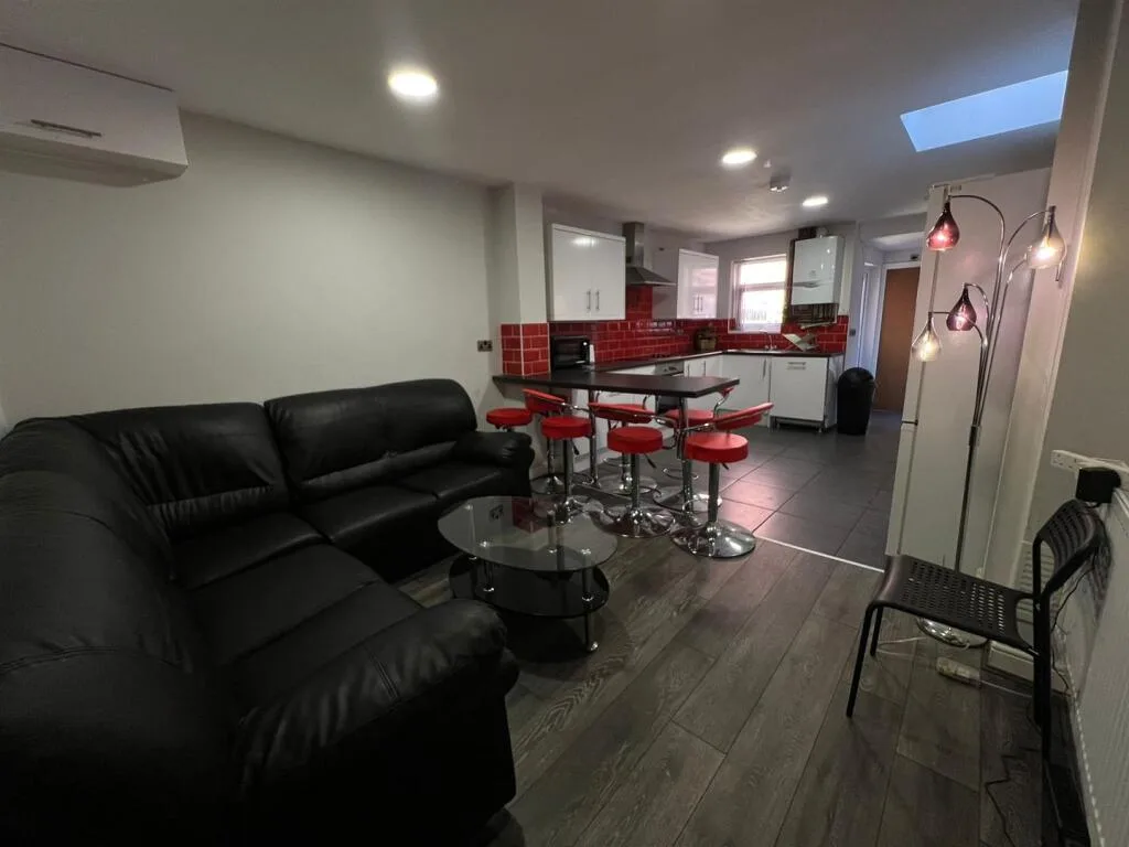 5 bedroom terraced house for rent