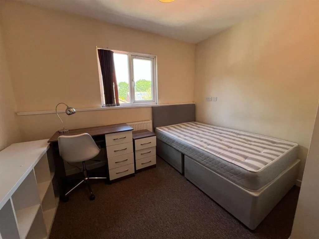 5 bedroom terraced house for rent