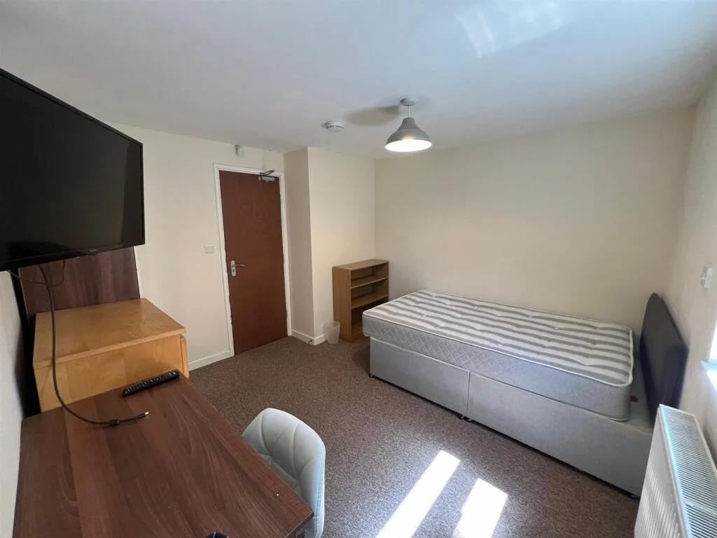 5 bedroom terraced house for rent