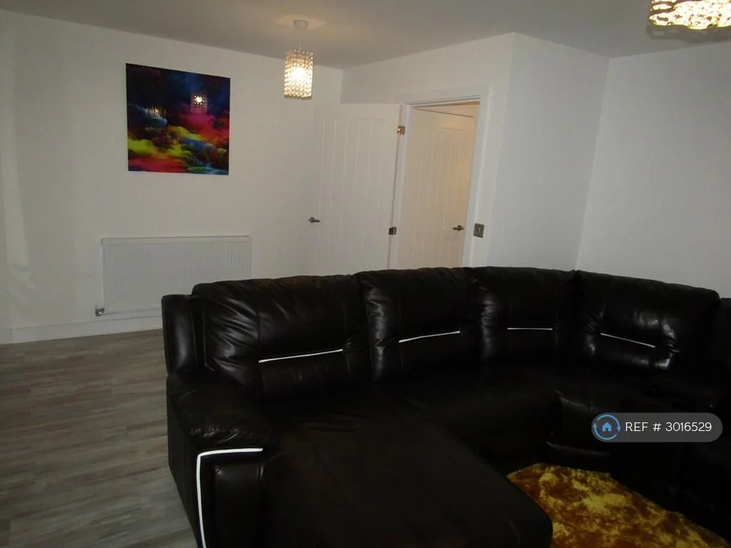 4 bedroom semi-detached house for rent