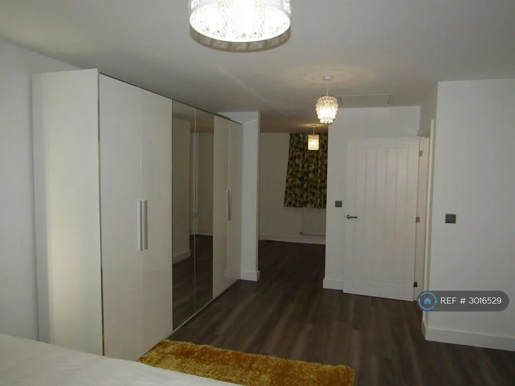 4 bedroom semi-detached house for rent