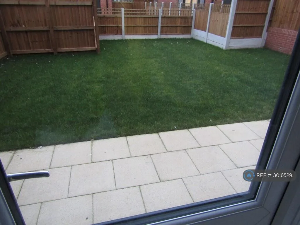 4 bedroom semi-detached house for rent