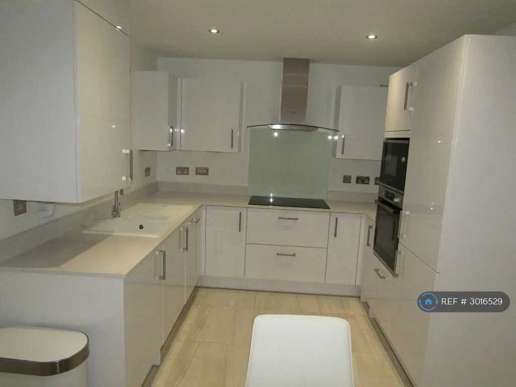 4 bedroom semi-detached house for rent