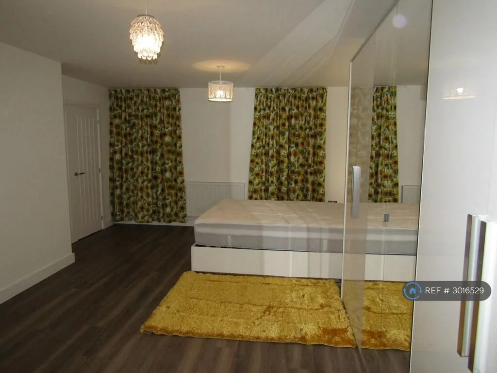 4 bedroom semi-detached house for rent