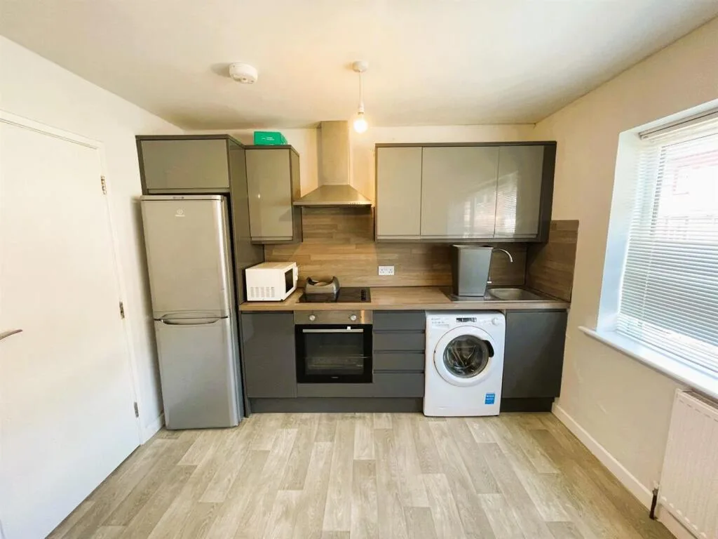 2 bedroom maisonette for rent