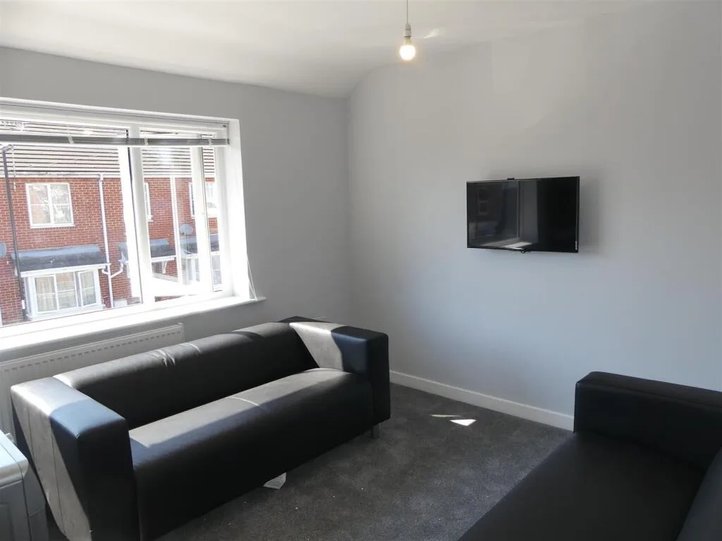 2 bedroom maisonette for rent