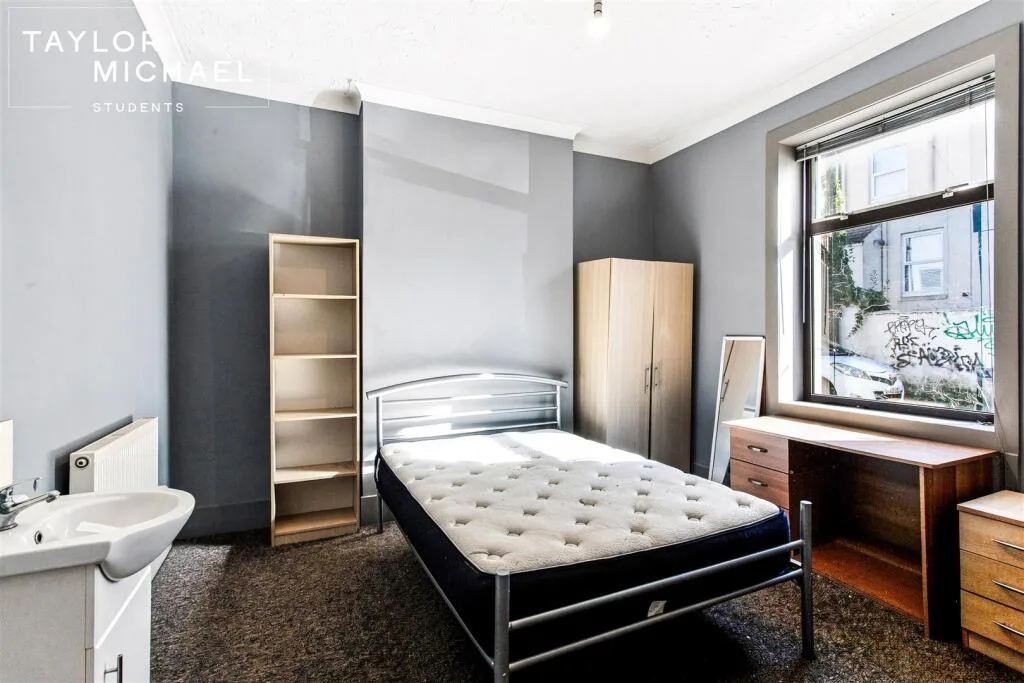 5 bedroom terraced house for rent