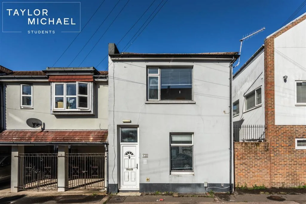 5 bedroom terraced house for rent