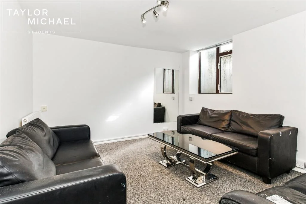 5 bedroom terraced house for rent