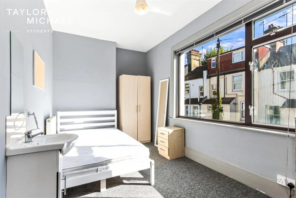 5 bedroom terraced house for rent