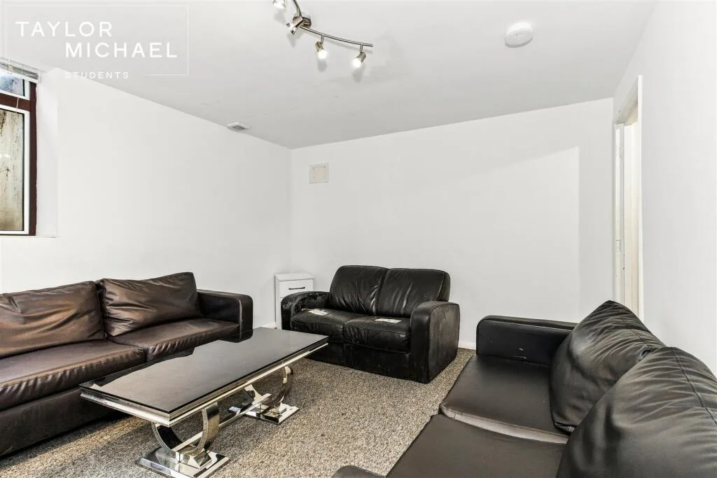 5 bedroom terraced house for rent