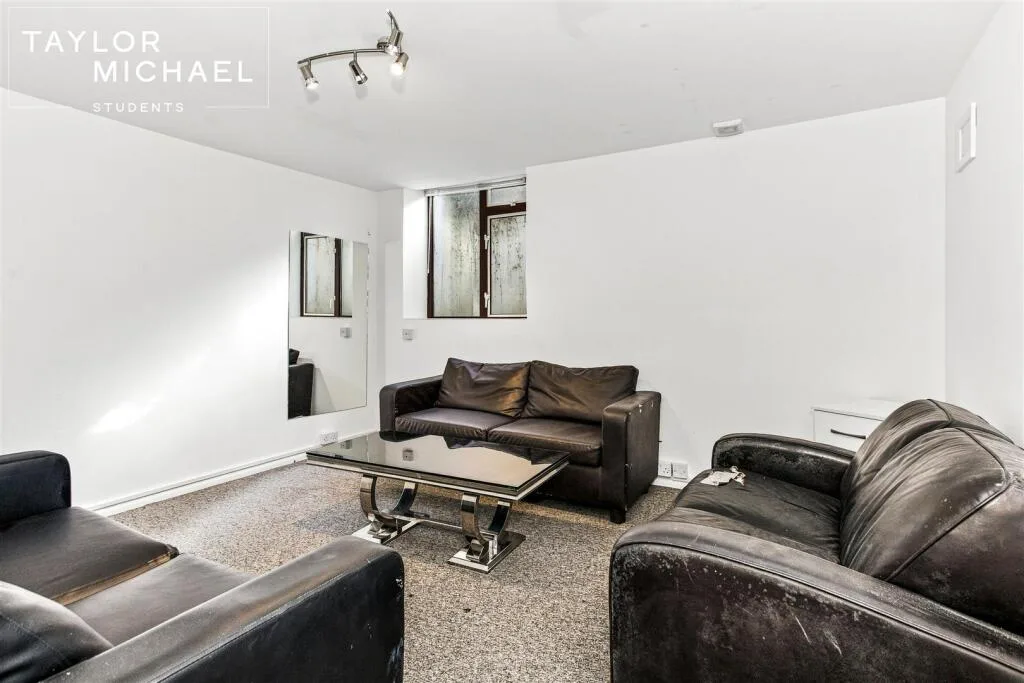 5 bedroom terraced house for rent