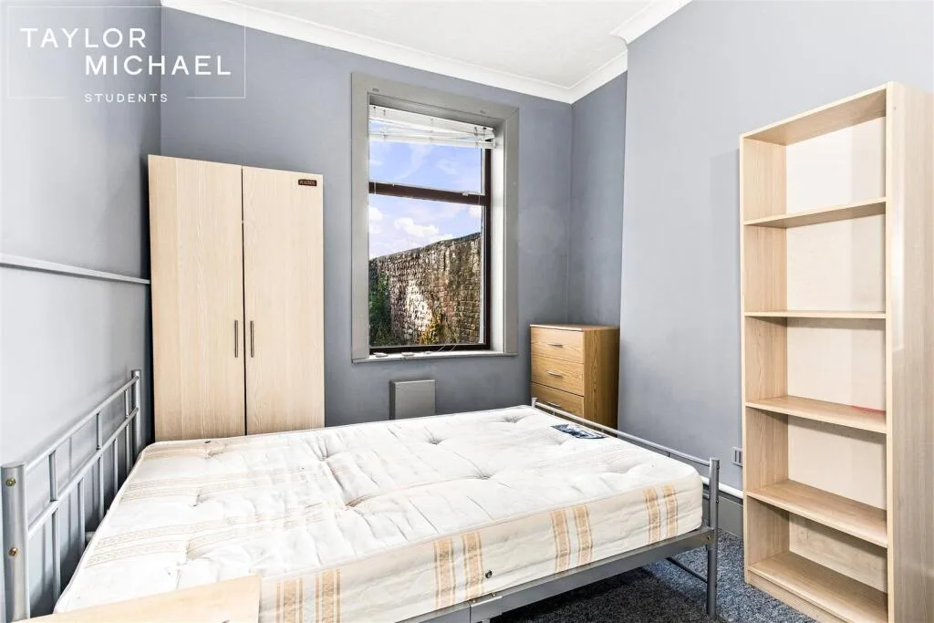 5 bedroom terraced house for rent