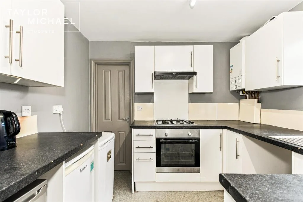 5 bedroom terraced house for rent
