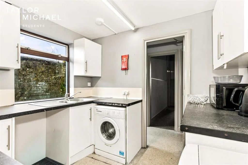 5 bedroom terraced house for rent