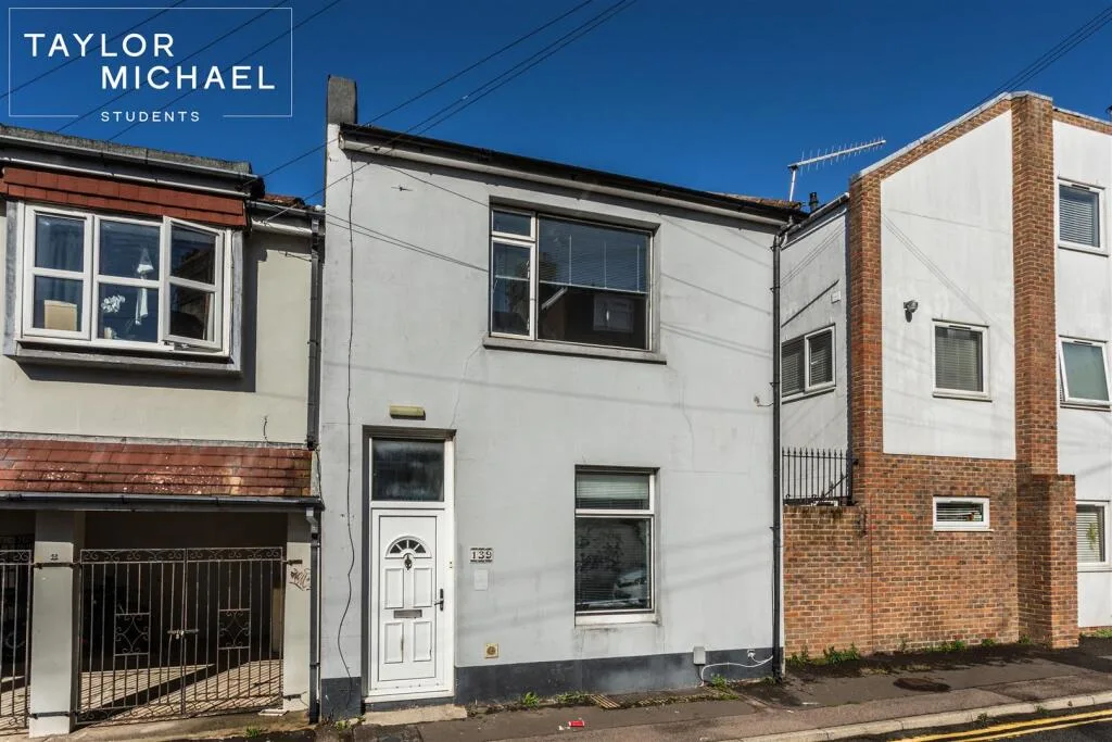 5 bedroom terraced house for rent