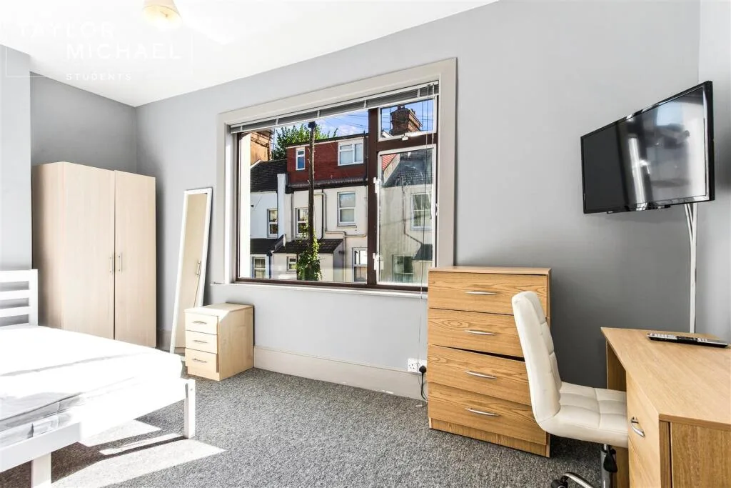 5 bedroom terraced house for rent