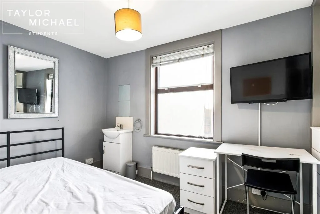5 bedroom terraced house for rent