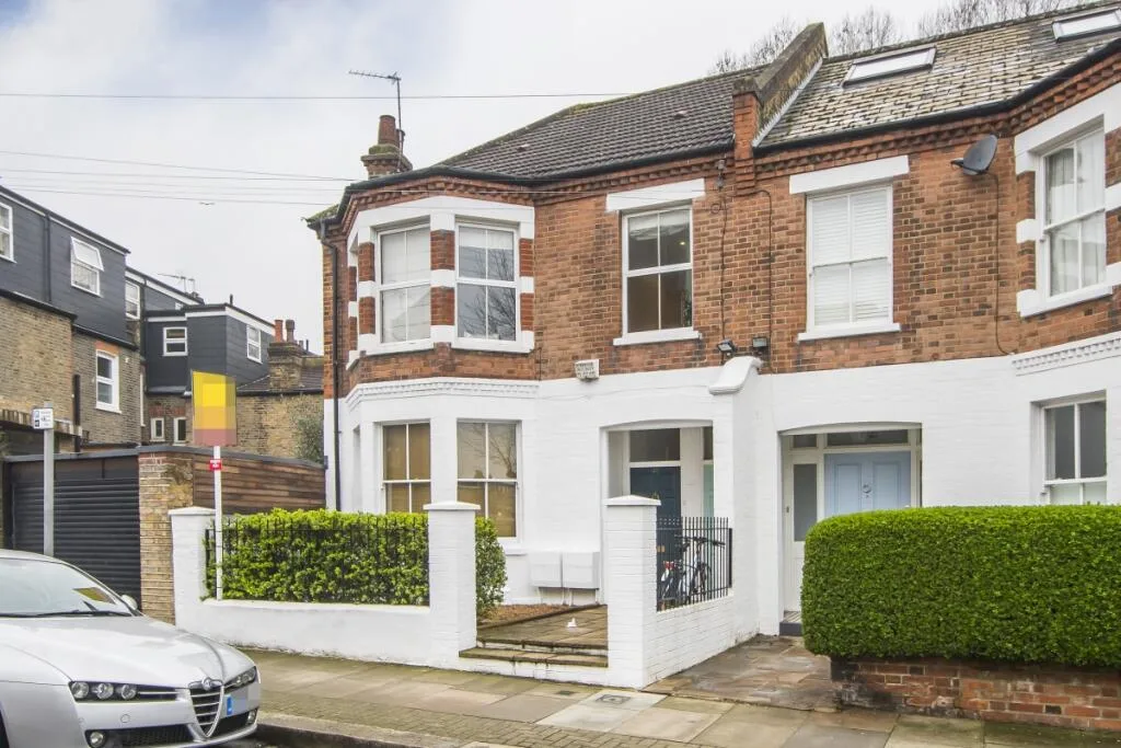 3 bedroom maisonette for rent