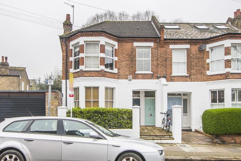 3 bedroom maisonette for rent