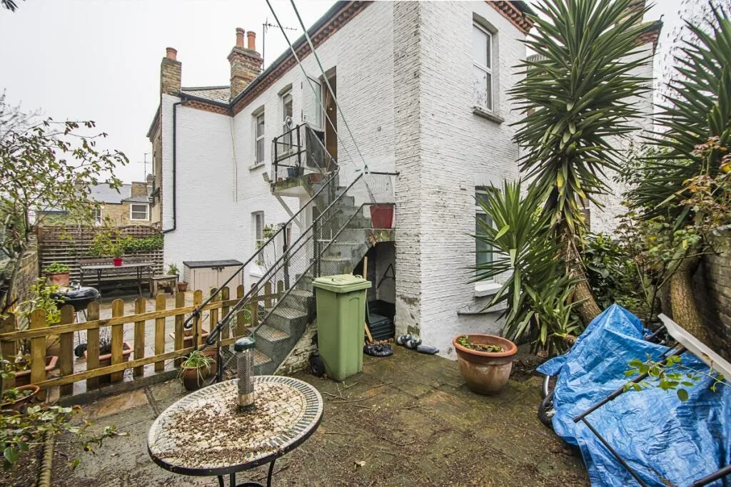 3 bedroom maisonette for rent