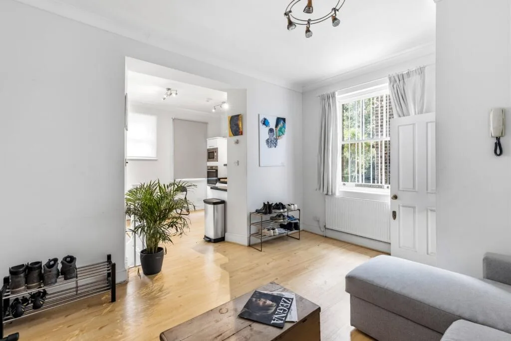 2 bedroom maisonette for rent