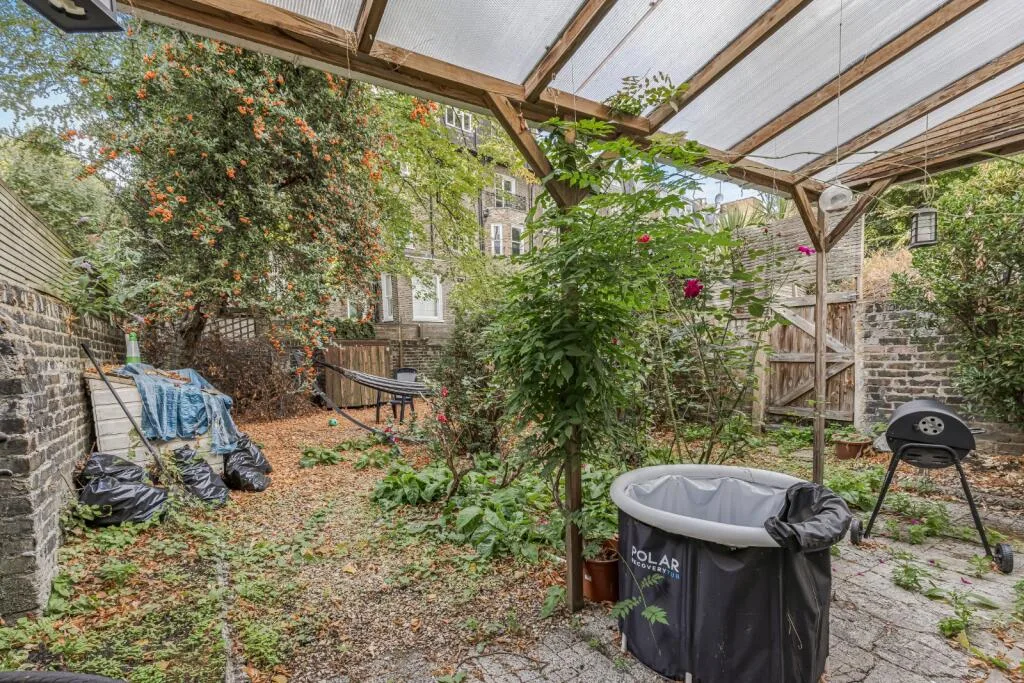 2 bedroom maisonette for rent