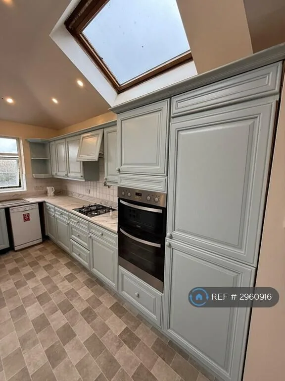 5 bedroom semi-detached house for rent