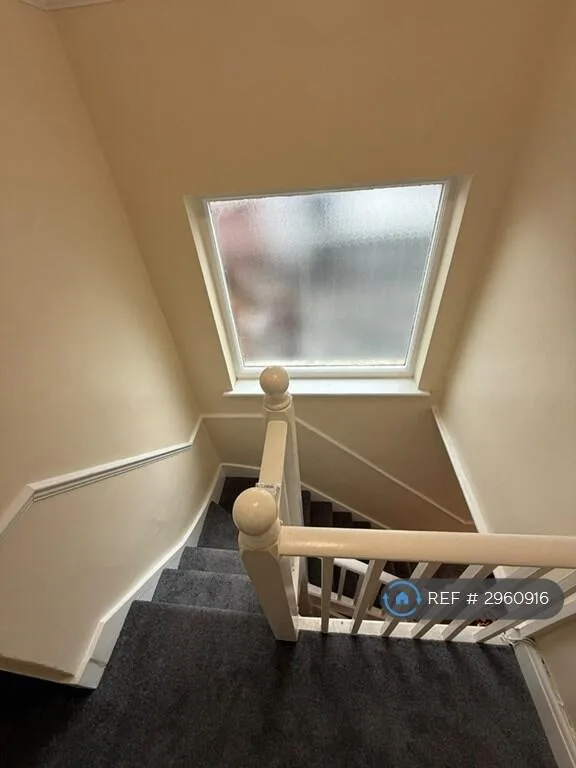 5 bedroom semi-detached house for rent